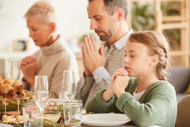 Family thanks God for meal