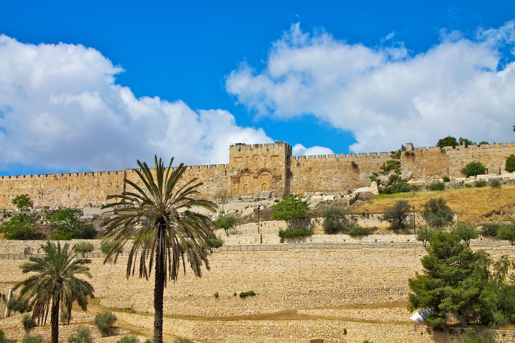 golden-gate-of-jerusalem-with-fences-stretching-al-2023-11-27-05-31-31-utc sm